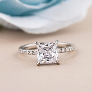 Anillo de compromiso de diamante de moissanita de corte princesa hecho a mano en oro blanco de 18 quilates sólido, anillo de novia moderno para mujer - Product Image 1