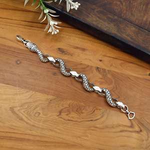 สร้อยข้อมือเงินแบบโซ่ลายงูสำหรับผู้ชาย สไตล์โกธิค พังก์ ลายสัตว์ สร้อยข้อมือสแตนเลส เครื่องประดับแฟชั่น ออกแบบได้ตามสั่ง - Product Image 3