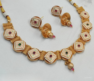 ENSEMBLE DE BIJOUX INDIENS TRADITIONNELS ET À LA MODE EN CUIVRE ENSEMBLE DE BIJOUX DE MARIAGE POUR FEMMES BOUCLES D'OREILLES ET COLLIER - Product Image 1