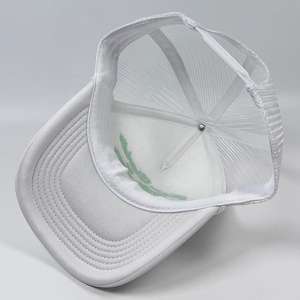 Casquette de baseball en maille à 5 panneaux confortable en polyester blanc coloré pour mariage avec cordon, logo brodé personnalisé, casquette de camionneur en mousse - Product Image 3