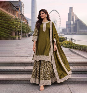 Ensemble Sharara en soie lourdement brodé avec détails en sequins et dupatta vert pour les célébrations de l'Aïd, gris - Product Image 1