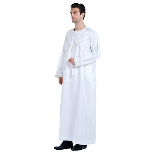 Vêtements islamiques à manches longues pour hommes arabes vente de vêtements musulmans saoudiens robe thobe de Dubaï broderie personnalisée sur la poitrine pour hommes - Product Image 4