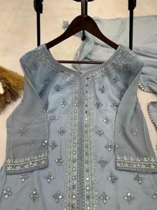 La colección Eid 2025 está lista con bordado de Georgette de imitación con espejo Real y trabajo de piedra Color gris Traje Salwar tradicional - Product Image 3