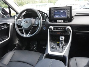 Toyota RAV4 XLE Premium 2024 Usado en Venta, Asientos de Cuero, Cámara Trasera, Emisión Euro III, 8L - Product Image 2