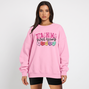 Sweat-shirt ras du cou en polaire rose pour femme, respirant, tricoté, imprimé, léger, coupe oversize, avec motif graphique de dessin animé et lettres Saint-Valentin sur le devant - Product Image 1
