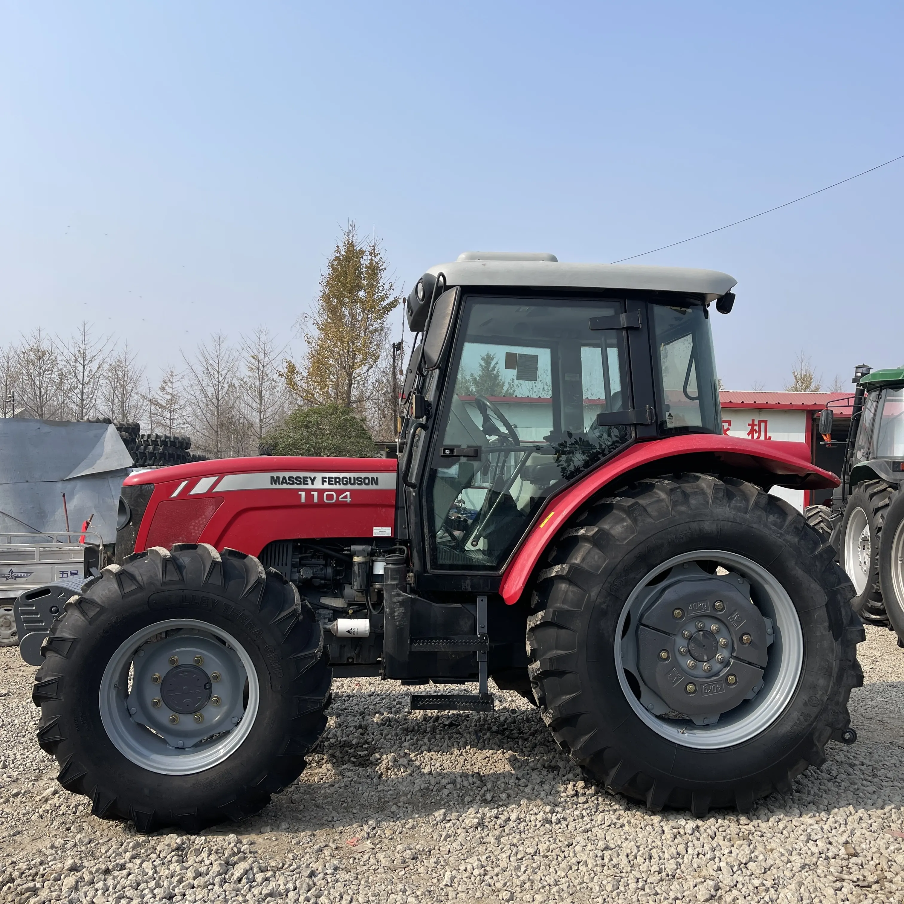 Massey รถแทรกเตอร์ฟาร์มพร้อม Cab 4WD เฟอร์กูสัน110แรงม้า MF1104พร้อมยางขนาดใหญ่เครื่องยนต์สภาพดีที่แข็งแกร่ง