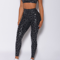 Leggings léopard noir brillant avec logo personnalisé en gros finition brillante taille haute nouveauté et vêtements de sport leggings de gymnastique à la mode pour les femmes