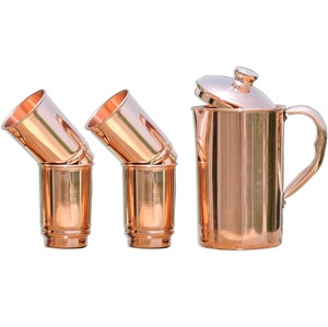 Jarra de metal de cobre decorativa ecológica con boca ancha y base sólida para servir agua o jugo durante reuniones en casa - Product Image 1