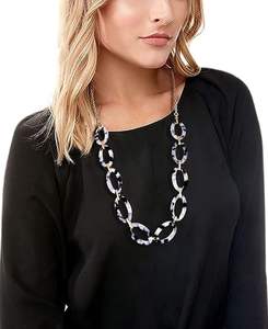 Chaîne à maillons en résine offrant un style moderne, chic et élégant, idéale pour les bijoux d'été et de plage. - Product Image 3