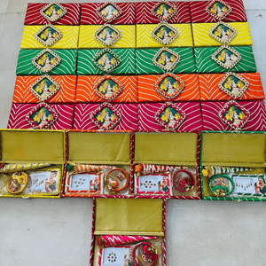 Conjunto combinado de dama de honor de boda, brazalete, hoja Bindi, cono con caja Shagun, Haldi, Mehndi Favor Return Cesto de regalo para mujer - Product Image 3