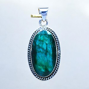Dijes Hechos a Mano de Plata de Ley 925 con Esmeralda Natural, Precio al por Mayor, Joyería Fina de Plata - Product Image 1