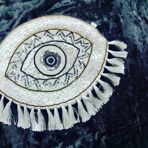 Accessoire de déclaration de pochette à pompon bohème artisanal pour égayer les fêtes de mariage et les armoires bohèmes festives - Product Image 3