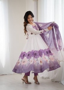 Vestido Anarkali con Dupatta, Seda Organdí Suave Color Naranja, Adorno de Bordado Zari, Estampado Floral, Traje Holgado de Verano - Product Image 3