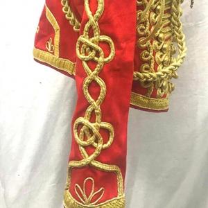 เสื้อแจ็คเก็ตฮัสซาร์ทำมือจากผ้าขนสัตว์สีแดง สไตล์สตีมพังก์ พร้อมชุดสูทสีเขียวมะกอกและสีแดง แต่งด้วยเส้นด้ายสีทอง ชุดเครื่องแบบพิธีการ ทำจากผ้าฝ้าย - Product Image 3