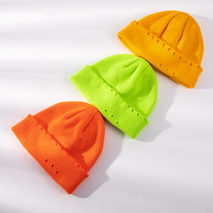Ensemble bonnet en tricot néon personnalisé bonnet manchette plié en acrylique avec détail à pois pour hommes femmes dans des couleurs fluorescentes et unies - Product Image 2