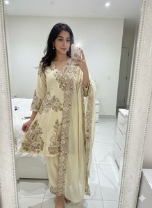 Traje Salwar a la Moda, Ligero, Hecho a Medida, con Hermoso Bordado en Color, Tallas M a XXL, Corte Recto, con Borde Decorativo, en Venta - Product Image 2