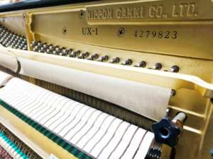 เปียโนยามาฮ่า UX1 สีดำ คุณภาพเสียงสูงสำหรับการแสดงระดับมืออาชีพ เสียงที่ไพเราะ เหมาะสำหรับการศึกษาดนตรี 88 คีย์ - Product Image 4