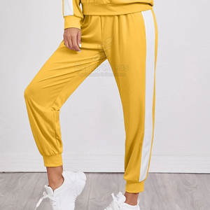 Chándal elegante de dos piezas con líneas simples y diseño relajado Chándal de tela Premium con ajuste moderno - Product Image 6