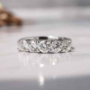Bague en diamant Moissanite élégante et moderne à cinq pierres taille brillante en argent sterling 925 bagues d'anniversaire d'éternité à la mode - Product Image 1