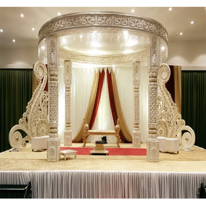 Moderno Mandap con Decoración Paisley, Fibra de Vidrio Dorada, Diseño Personalizable, Duradero, Tradicional Indio Gujarati para Bodas - Product Image 1