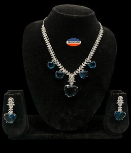 Collier de luxe et ensemble de bijoux de boucles d'oreilles pour femmes fabriqués avec des pierres AD étincelantes pour fiançailles vêtements de mariée et style de mode - Product Image 1