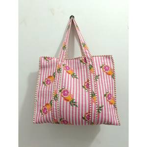 Sac à provisions en coton à imprimé floral fait à la main Grand sac à provisions Kantha Sac fourre-tout matelassé Cadeaux abordables pour femmes pour elle - Product Image 1