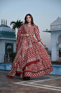 Último Diseño de Traje Tradicional de Alta Demanda, Lehenga Choli de Algodón Puro con Dupatta, Estampado a Mano para Bodas y Diwali - Product Image 5