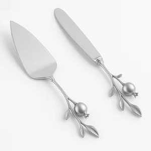 Elegante juego de cuchillos y servidores de metal para pasteles con mangos esculpidos de rama de Granada dúo de postres único para ocasiones festivas de boda - Product Image 1