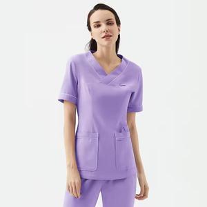 Tenue médicale confortable et modeste pour infirmières musulmanes, compatible hijab, durable et élégante - Product Image 2
