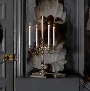 Candélabre en métal en fer forgé à cinq bras parfait pour la décoration intérieure gothique ou l'installation d'un dîner aux chandelles - Product Image 4