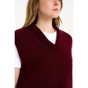 เสื้อสเวตเตอร์คอวีสีเบอร์กันดีแบบเรียบ - Product Image 3