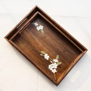 Bandeja de madera de mango artesanal con diseño floral, bandeja decorativa de madera para decoración del hogar y estilo rústico - Product Image 3