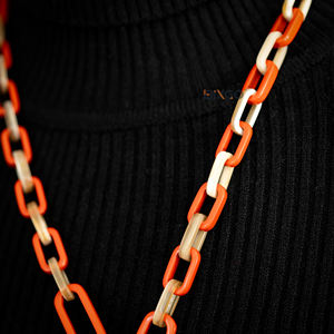 Mini collar de cadena multiusos Premium hecho de cuerno sintético en naranja vibrante accesorio de moda hecho a mano para mujer - Product Image 3