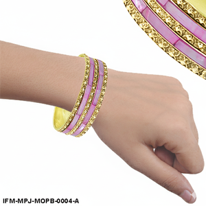 Brazalete de Latón con Madreperla, Incrustaciones de Concha Rosa, Joyería Artesanal de Moda para Mujer, Regalo para Ella - Product Image 4