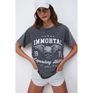 T-shirt surdimensionné imprimé et délavé - Product Image 2