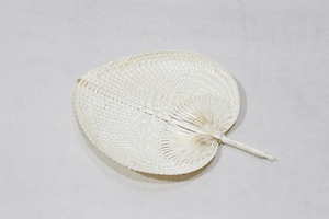 พัดไม้ไผ่แบบดั้งเดิมของเวียดนาม ลายดอกบัวสีน้ำเงิน ยี่ห้ออาร์เท็กซ์ ตงธาป  แกะสลักและเพ้นท์ลายใบปาล์ม  พร้อมโลโก้แบบนูน สำหรับเป็นของที่ระลึก - Product Image 3