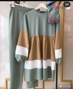 Ensembles de cordons d'hiver modestes et élégants sur mesure pour femmes, fabriqués avec des tissus chauds et confortables et des caractéristiques personnalisables pour une tenue élégante - Product Image 2