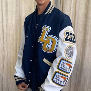 Chaqueta Universitaria de Lana y Cuero Azul Marino y Blanca al por Mayor, Chaqueta con Logotipos Personalizados Bordados en Chenilla - Product Image 2