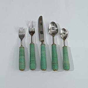 Juego de Cubiertos de Acero Inoxidable para Restaurante, con Mango de Ratán Rosa y Acabado en Oro PVD, Cuchara y Tenedor Hechos a Mano para Bodas - Product Image 3