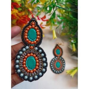 Boucles d'oreilles perlées tribales d'excellente qualité Boucles d'oreilles longues faites à la main pour des tenues culturelles et artistiques disponibles à la vente - Product Image 4