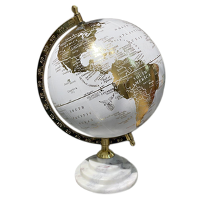 Globo de metal de aspecto antiguo hecho a mano ideal para temas de decoración con clase espacios de exhibición vintage o entornos de trabajo formales - Product Image 4