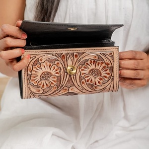 Bolso de mano de cuero labrado con flores en relieve de estilo occidental, bolso diseñado para mujer, bolso de mano de moda de cuero labrado de tamaño compacto superventas - Product Image 3