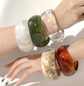 Bracelets en résine imperméables très demandés pour femmes, au design élégant, couleurs personnalisées et bijoux tendance pour les fêtes et les cadeaux d'affaires - Product Image 3