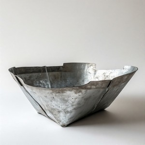 Cesta navideña de aluminio con acabado de zinc oscuro con crestas en capas, hecha para un estilo de árbol elevado en configuraciones de casas de lujo. - Product Image 1