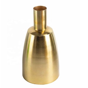 Vase en tôle martelée dorée de luxe avec de beaux designs Pièce maîtresse élégante faite à la main pour fleurs fraîches et artificielles - Product Image 2