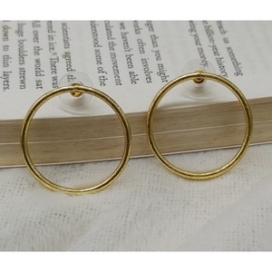 Pendientes de Aro y con Perno de Latón Hechos a Mano, Bañados en Oro con Estilos Clásicos y Religiosos, con Perla de Rodio como Piedra Principal - Product Image 3