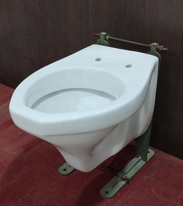 สุขภัณฑ์ห้องน้ําแขวนผนังราคาถูกห้องน้ําห้องสุขาขายที่นั่งสีขาวเซรามิกชั้นบรรจุเวลารูปแบบกราฟิก GUA - Product Image 1