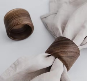 Le rond de serviette en bois rustique ajoute un charme naturel et une élégance chaleureuse à votre table à manger, parfait pour un repas quotidien ou festif - Product Image 3