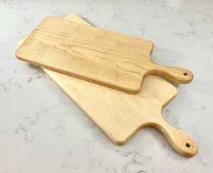 Planche à découper en bois de manguier de style unique avec finition personnalisée trou à poignée Ustensiles de cuisine au prix de gros - Product Image 1