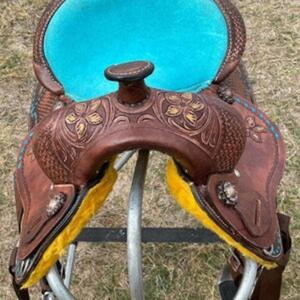 Cesta floral tallada a mano Tooled Western Pleasure Horse Trail Sillín con juego de tachuelas a juego Exportador indio - Product Image 5